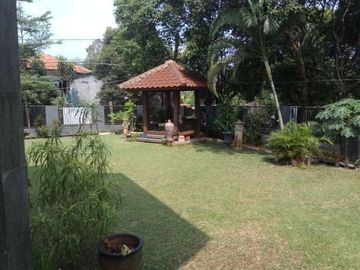 Rumah Hook, Hadap selatan, asri, nyaman dan tenang di bukit cinere indah