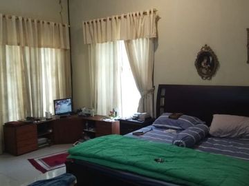 Rumah Hook, Hadap selatan, asri, nyaman dan tenang di bukit cinere indah
