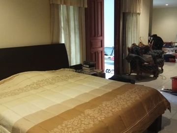 Rumah Hook, Hadap selatan, asri, nyaman dan tenang di bukit cinere indah