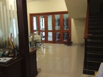Rumah Hook, Hadap selatan, asri, nyaman dan tenang di bukit cinere indah