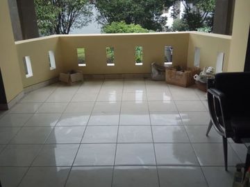 Rumah Hook, Hadap selatan, asri, nyaman dan tenang di bukit cinere indah