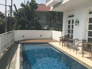 Rumah di Jl. Ampera Raya, Jkt Sltn. Ada Kolam renang
