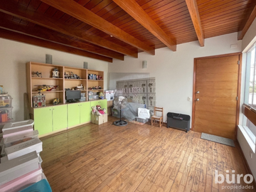 ACOGEDORA CASA CON JARDIN Y 3/4 DORM EN VENTA EN SURCO