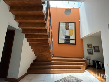 ACOGEDORA CASA CON JARDIN Y 3/4 DORM EN VENTA EN SURCO
