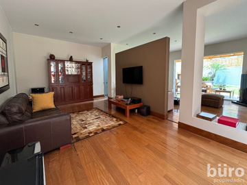 ACOGEDORA CASA CON JARDIN Y 3/4 DORM EN VENTA EN SURCO