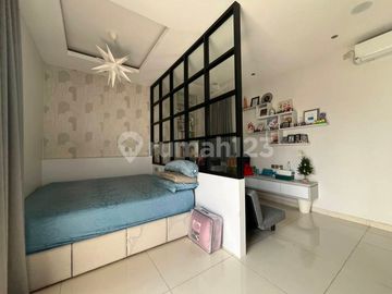 Rumah 3 Lantai Layout Lapang Lengkap Swimpool Pribadi di Komplek Cinere