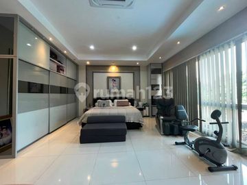 Rumah 3 Lantai Layout Lapang Lengkap Swimpool Pribadi di Komplek Cinere