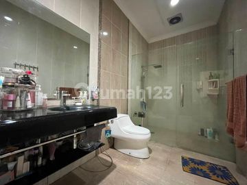 Rumah 3 Lantai Layout Lapang Lengkap Swimpool Pribadi di Komplek Cinere