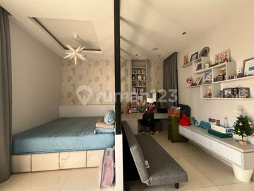 Rumah 3 Lantai Layout Lapang Lengkap Swimpool Pribadi di Komplek Cinere