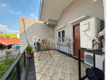 Rumah 3 Lantai Layout Lapang Lengkap Swimpool Pribadi di Komplek Cinere