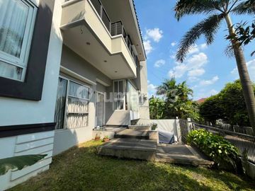 Rumah 3 Lantai Layout Lapang Lengkap Swimpool Pribadi di Komplek Cinere