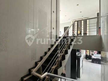 Rumah 3 Lantai Layout Lapang Lengkap Swimpool Pribadi di Komplek Cinere