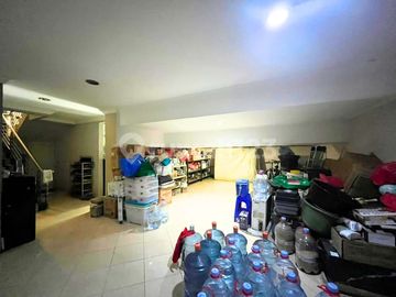 Rumah 3 Lantai Layout Lapang Lengkap Swimpool Pribadi di Komplek Cinere