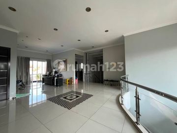 Rumah 3 Lantai Layout Lapang Lengkap Swimpool Pribadi di Komplek Cinere