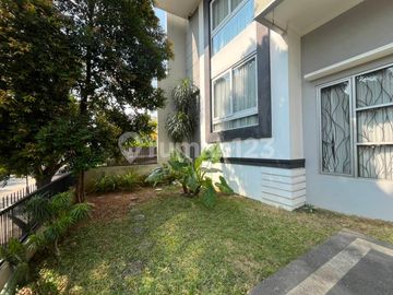 Rumah 3 Lantai Layout Lapang Lengkap Swimpool Pribadi di Komplek Cinere