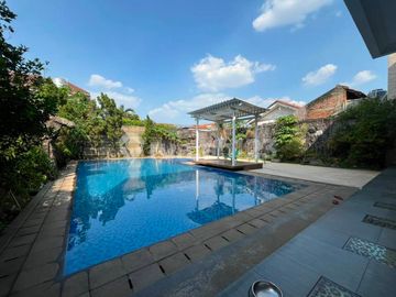 Rumah 3 Lantai Layout Lapang Lengkap Swimpool Pribadi di Komplek Cinere