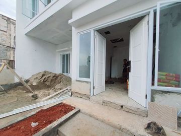Rumah 2 lantai strategis di Cinere, carport 2 mobil,dekat mall Cinere ya