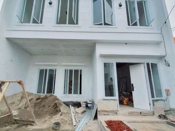Rumah 2 lantai strategis di Cinere, carport 2 mobil,dekat mall Cinere ya
