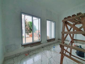 Rumah 2 lantai strategis di Cinere, carport 2 mobil,dekat mall Cinere ya