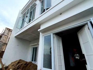 Rumah 2 lantai strategis di Cinere, carport 2 mobil,dekat mall Cinere ya