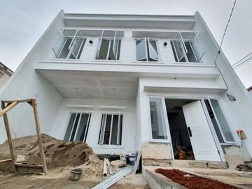 Rumah 2 lantai strategis di Cinere, carport 2 mobil,dekat mall Cinere ya