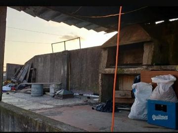 Casa tres ambientes, con local y garage