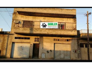 Casa tres ambientes, con local y garage