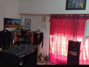 Casa tres ambientes, con local y garage