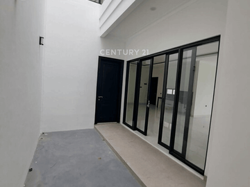 Rumah Mewah Posisi Hook Dengan Kolam Renang Di Bintaro Sektor 9