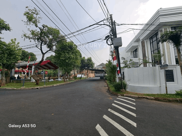 Rumah Mewah Posisi Hook Dengan Kolam Renang Di Bintaro Sektor 9