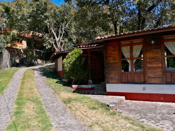 Cabaña campestre en privada arbolada
