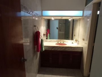 CASA CON FONDO - PILETA - PARRILLA - TERRAZA