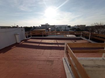 CASA CON FONDO - PILETA - PARRILLA - TERRAZA