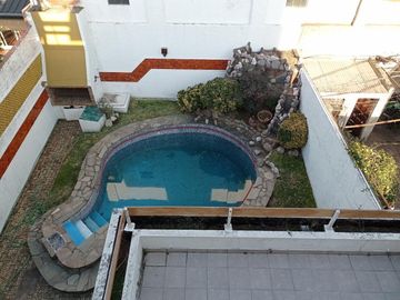 CASA CON FONDO - PILETA - PARRILLA - TERRAZA