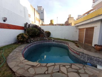 CASA CON FONDO - PILETA - PARRILLA - TERRAZA