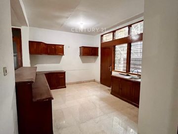 Dijual Rumah Besar Di Kawasan Elite Dharmawangsa