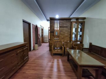 RUMAH JOGLO MODERN DI BARAT HOTEL HYATT PALAGAN