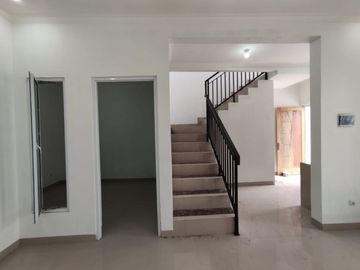 Rumah 2 lantai dekat jalan raya, free biaya ada bonus menanti