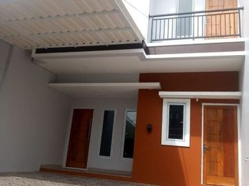 Rumah 2 lantai dekat jalan raya, free biaya ada bonus menanti