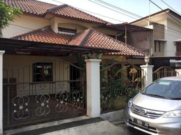 RUMAH LOKASI DI KOTA BANDUNG CIGADUNG DAGO TERAWAT DAN NYAMAN