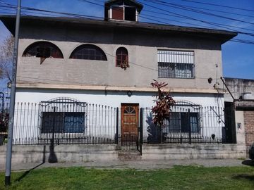 EXCELENTE CASA EN 2 PLANTAS ZONA CHILAVERT.