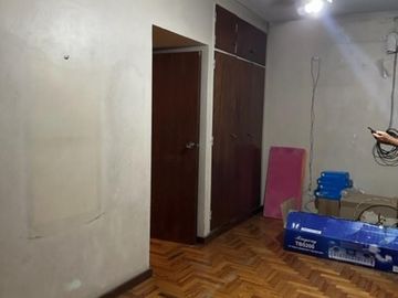 EXCELENTE CASA EN LOTE PROPIO DE 6 AMB CON GARAGE Y 2 PATIOS   Ú OPORTUNIDAD CONSTRUCTORES LOTE 8.66X 22.97 USAA PB+7+ 2   APROX 1200/1300 VENDIBLES