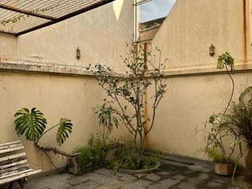 EXCELENTE CASA EN LOTE PROPIO DE 6 AMB CON GARAGE Y 2 PATIOS   Ú OPORTUNIDAD CONSTRUCTORES LOTE 8.66X 22.97 USAA PB+7+ 2   APROX 1200/1300 VENDIBLES