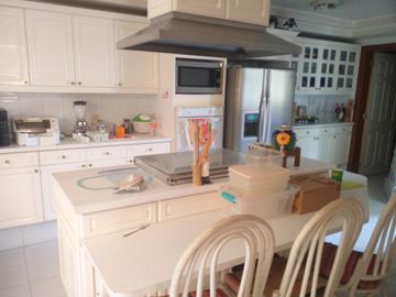 SE VENDE HERMOSA RESIDENCIA EN LA HERRADURA