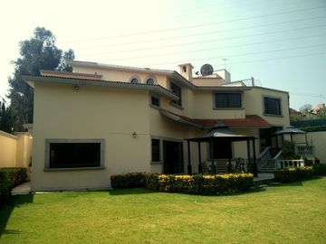 SE VENDE HERMOSA RESIDENCIA EN LA HERRADURA