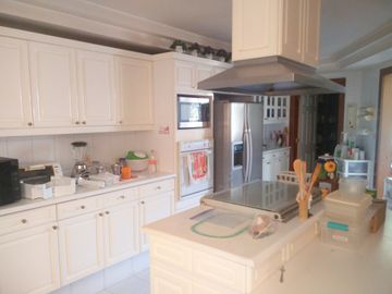 SE VENDE HERMOSA RESIDENCIA EN LA HERRADURA