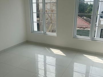Rumah 2.5 lantai, hadap timur, tinggal 2 unit, one gate system dekat cinere mall