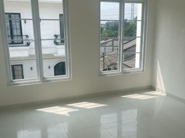Rumah 2.5 lantai, hadap timur, tinggal 2 unit, one gate system dekat cinere mall