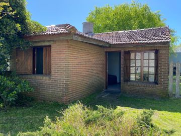 LATORRE PROP. VENDE CHALET 2 AMB CON PARQUE - HERMOSO ENTORNO CERCA DEL MAR