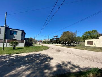 LATORRE PROP. VENDE CHALET 2 AMB CON PARQUE - HERMOSO ENTORNO CERCA DEL MAR